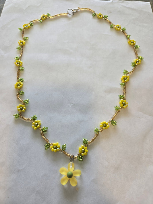 Leaf style daisy chain with daisy pendant