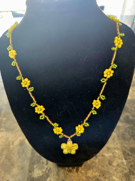 Leaf style daisy chain with daisy pendant