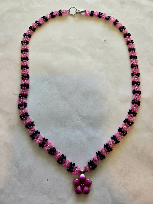 Daisy chain with metal daisy pendant
