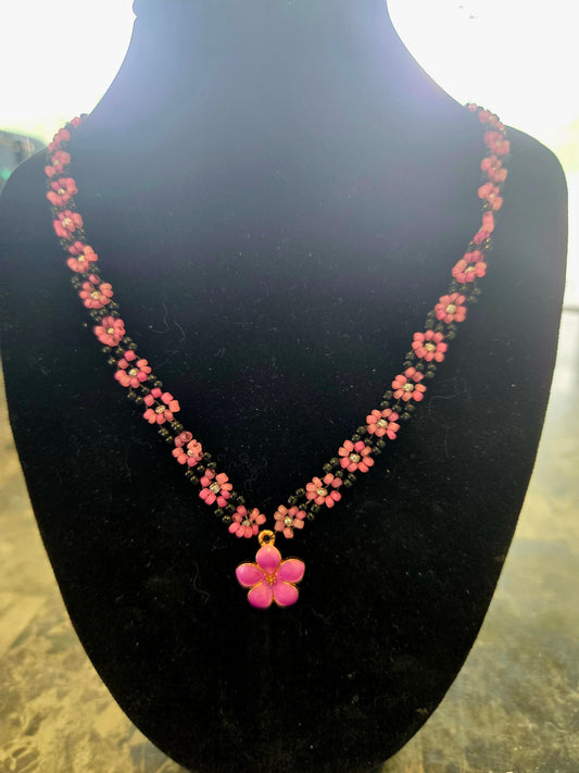 Daisy chain with metal daisy pendant